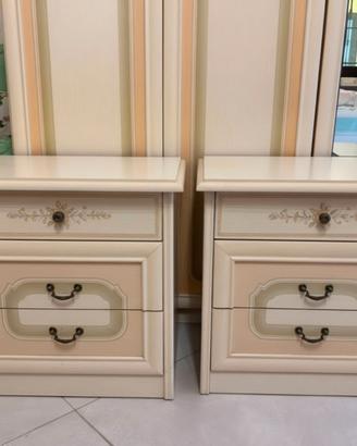 Comodini in stile Shabby Chic /  Con decorazioni