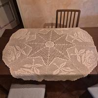 Lotto centrini e copritavolo all’uncinetto fatti a