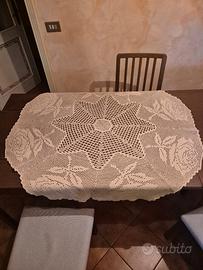 Lotto centrini e copritavolo all’uncinetto fatti a