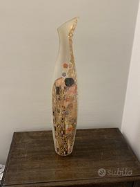 Vaso e lampada con bacio di klimt