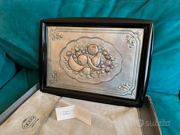 Vassoio in legno con bassorilievo in argento