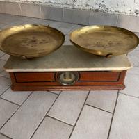 Bilancia antica completa di pesi