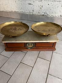 Bilancia antica completa di pesi