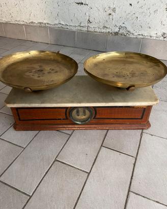 Bilancia antica completa di pesi