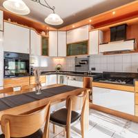 cucina completa con elettrodomestici