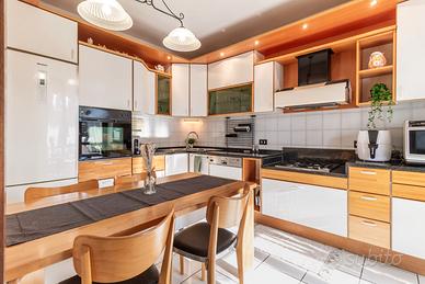 cucina completa con elettrodomestici