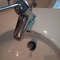 lavabo sospeso con rubinetto