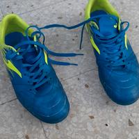 Scarpette da calcetto su erba