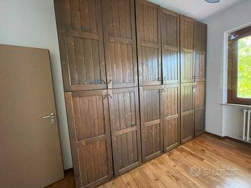Armadio in legno massello di abete