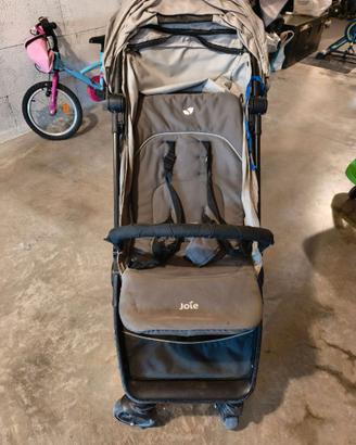 Passeggino duo marca joie tipo yoyo.