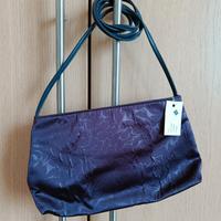 Pochette elegante di seta con tracolla