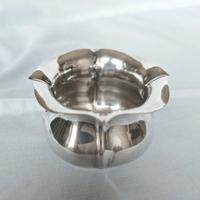 Piccolo cache-pot in argento 800.