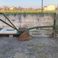 Aratro scalzatore manuale monovomere con ruota