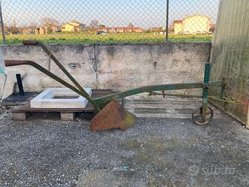 Aratro scalzatore manuale monovomere con ruota