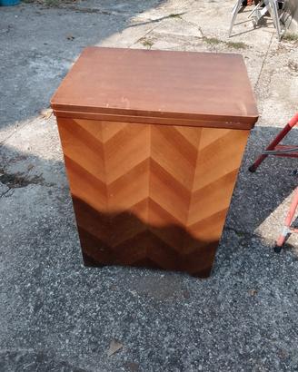 Macchina da cucireo in legno
