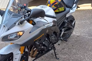 Moto Yamaha Fazer 8