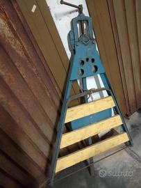 Cavalletto per filettare tubi