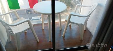 Set tavolo rotondo e due sedie da giardino