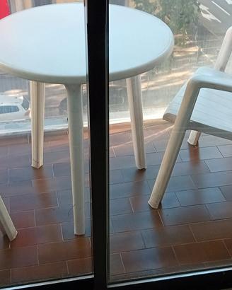Set tavolo rotondo e due sedie da giardino