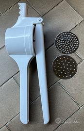 schiacciapatate accessorio da cucina