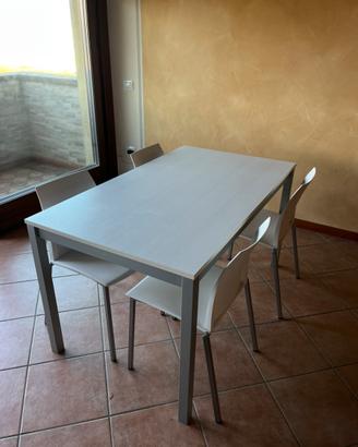 TAVOLO E SEDIE