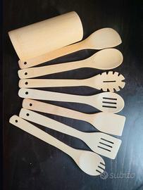Set di 7 cucchiai da cucina in legno con supporto 