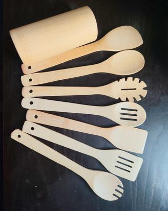 Set di 7 cucchiai da cucina in legno con supporto 