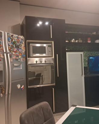 Cucina angolare completa con elettrodomestici