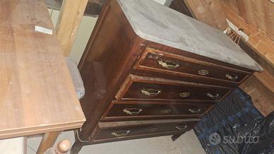 cassettiera in legno con lastra di marmo