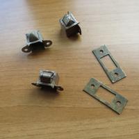 3 antiche chiusure in ferro delle ante per armadio