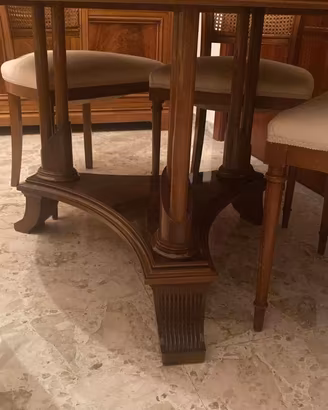 Tavolo da pranzo rotondo con sedie