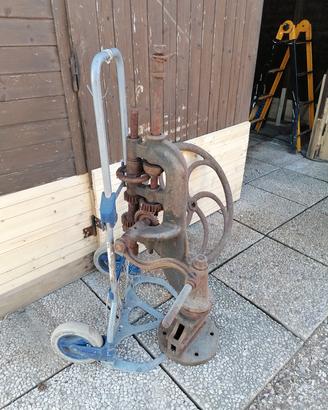 antico trapano a colonna per esposizione 