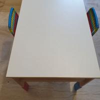 Tavolo bambini ikea con gambe regolabili.