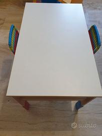Tavolo bambini ikea con gambe regolabili.