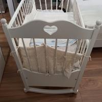 Culla bianca con cuori