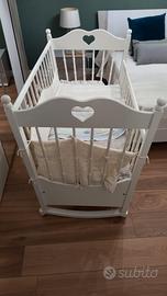 Culla bianca con cuori
