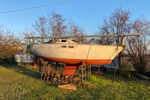 Barca a vela da ristrutturare