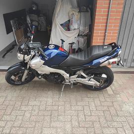 Suzuki GSR Naked anno 2006 .