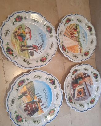 4 piatti di plastica.