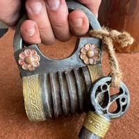 Antico massiccio lucchetto decorato floreale