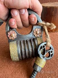 Antico massiccio lucchetto decorato floreale