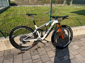 CANYON LUX CF SLX taglia M ruote carbon Damil.