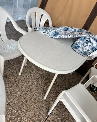 Tavolo e sedie per esterno