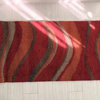 Tappeto moderno rosso a onde, stile caldo e vivace