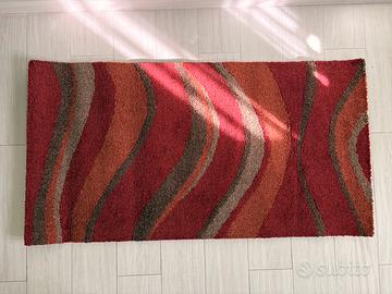 Tappeto moderno rosso a onde, stile caldo e vivace