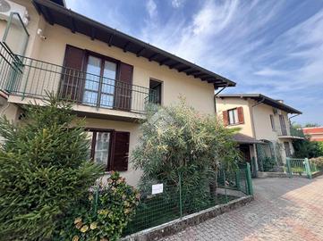 VILLA A SCHIERA A MALNATE