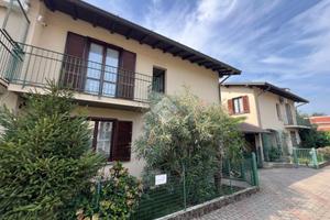 VILLA A SCHIERA A MALNATE