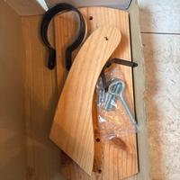 Porta prosciutto in legno con supporti in metallo