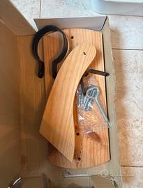 Porta prosciutto in legno con supporti in metallo
