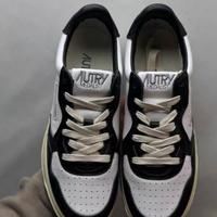 Sneakers basse AUTRY nere e bianche.38